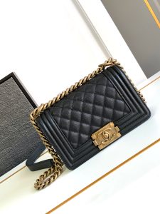 Chanel Bronze Gold Buckle Mini Leboy este pequeno saco de caviar de couro de vaca parece muito retro requintado e adorável italiano Ha Shi brilhante design original de couro de vaca é realmente cheio de textura continuou Boy em si mesmo tipo de saco rígido cobrir a parte superior do saco e logotipo tridimensional pequena mente mais o clássico hardware preto todo em aço com a cor com o casaco é simplesmente muito legal ombro inclinado cross-body hand-carry são muito adequados! Tamanho 20cm-Altura Bolsas Faux