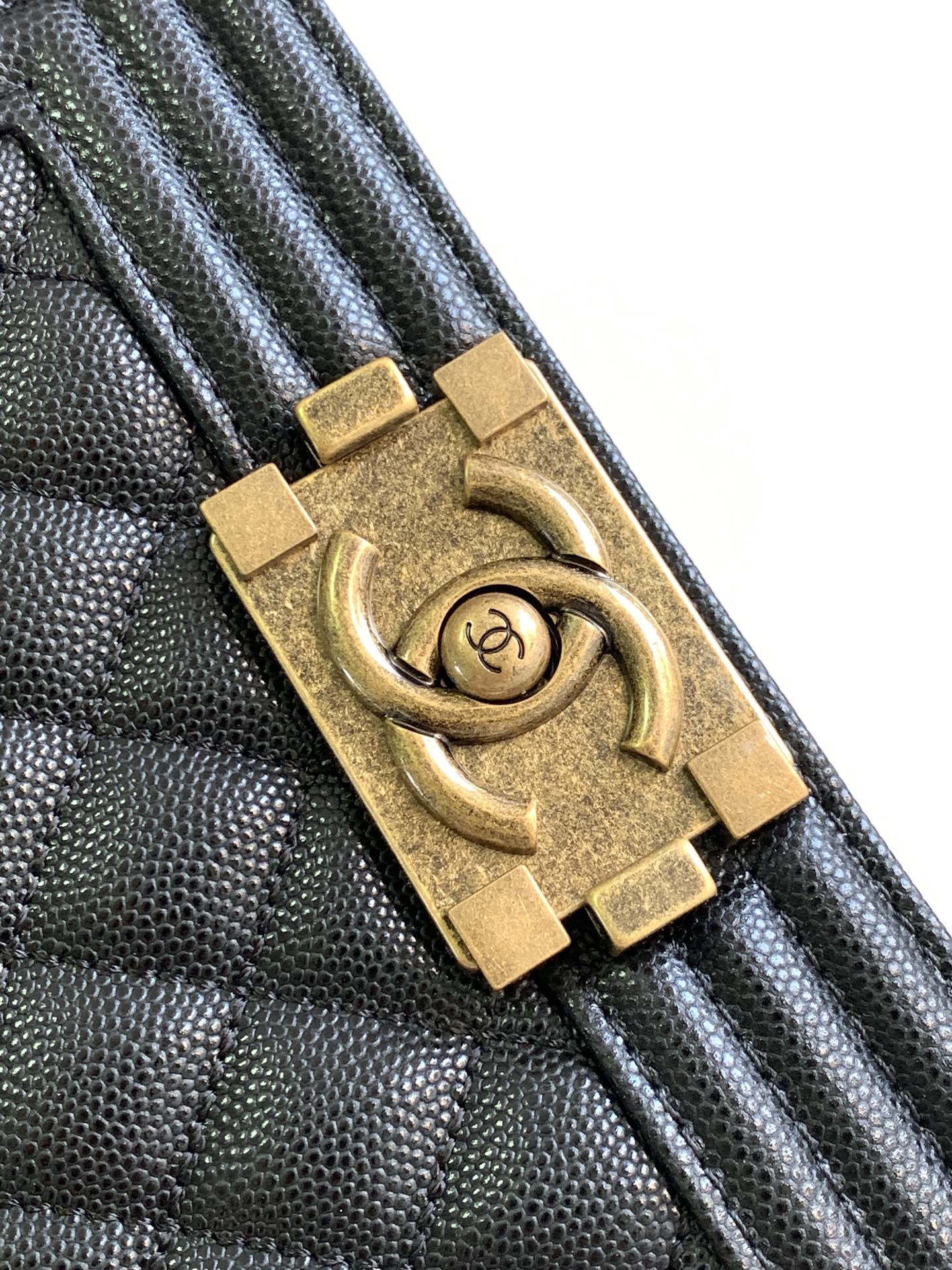 Image [5]-Chanel Antique Copper Gold Buckle Mini Leboy Ce petit sac en cuir de vachette caviar a un aspect très rétro, exquis et charmant. Le design original et brillant du cuir de vachette italien Ha Shi est vraiment plein de texture, dans le prolongement du garçon lui-même, le type de sac rigide couvre le haut du sac, il y a aussi un logo tridimensionnel, ainsi que la quincaillerie classique en acier noir, dont la couleur est assortie au manteau, est tout simplement trop cool. Taille : 20 cm de haut.