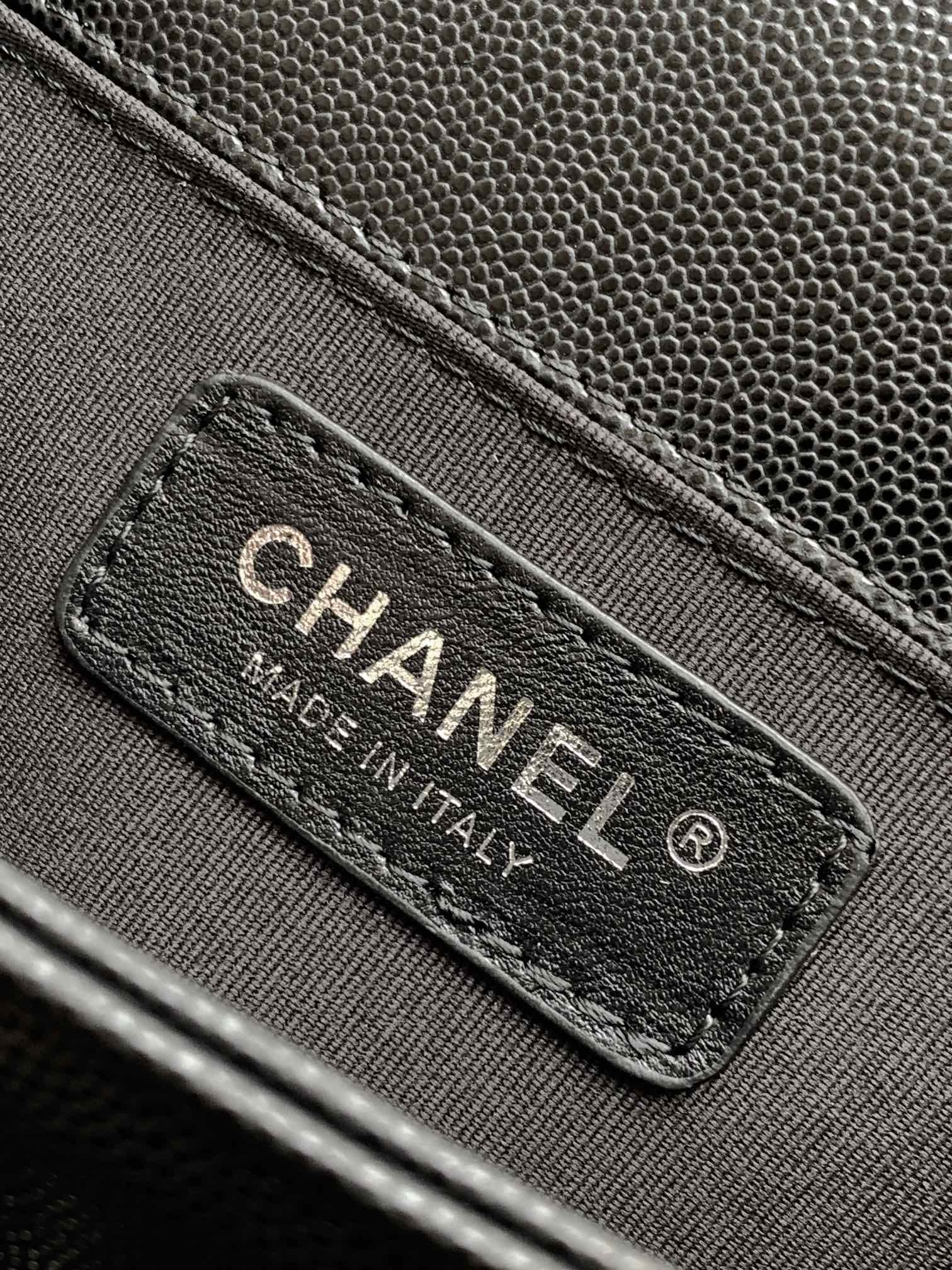 Picture [9]-Chanel Ancient Silver Buckle Mini Leboy This small bag caviar cowhide looks very retro exquisite and lovely Italian Ha Shi glossy original cowhide design is really full of texture continuation of the Boy itself stiff bag type lid top and three-dimensional logo small mind plus classic black all-steel hardware color matching with the coat is simply too cool shoulder slanting cross-body hand-carry are very suitable! Size 20cm-High Faux Bags