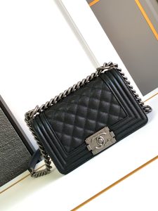 Chanel fivela de prata antiga mini Leboy este pequeno saco de caviar de couro de vaca parece muito retro requintado e adorável italiano Ha Shi brilhante design original de couro de vaca é realmente cheio de textura continuou Boy em si mesmo tipo de saco rígido cobrir a parte superior do saco e logotipo tridimensional pequenas idéias mais clássico preto todo o aço hardware cor combinando com o casaco é simplesmente muito legal ombro inclinado cross-body hand-carry são muito adequados! Tamanho 20cm-Altura Bolsas Faux