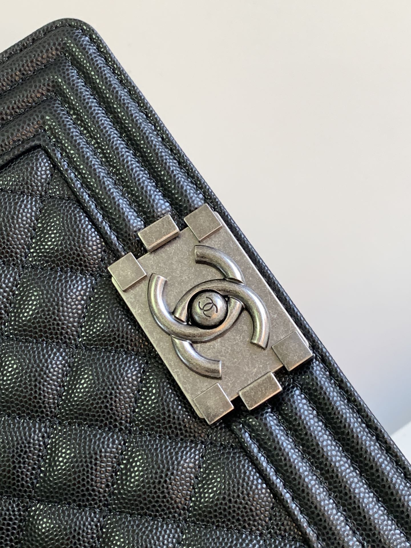 Picture [5]-Chanel Ancient Silver Buckle Mini Leboy This small bag caviar cowhide looks very retro exquisite and lovely Italian Ha Shi glossy original cowhide design is really full of texture continuation of the Boy itself stiff bag type lid top and three-dimensional logo small mind plus classic black all-steel hardware color matching with the coat is simply too cool shoulder slanting cross-body hand-carry are very suitable! Size 20cm-High Faux Bags