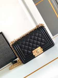 ¡Chanel deslizamiento de oro deslizamiento hebilla de oro mini Leboy esta pequeña bolsa de caviar de piel de vaca aspecto muy retro exquisito y encantador italiano Hachís brillante diseño original de piel de vaca es realmente lleno de textura continuó Boy sí mismo rígido tipo de bolsa de cubrir la parte superior del logotipo tridimensional pequeñas ideas más clásico negro todo el hardware de acero de color a juego abrigo es simplemente demasiado fresco hombro inclinado satchel llevar a mano son muy adecuados! Tamaño 20cm-alta bolsas de imitación