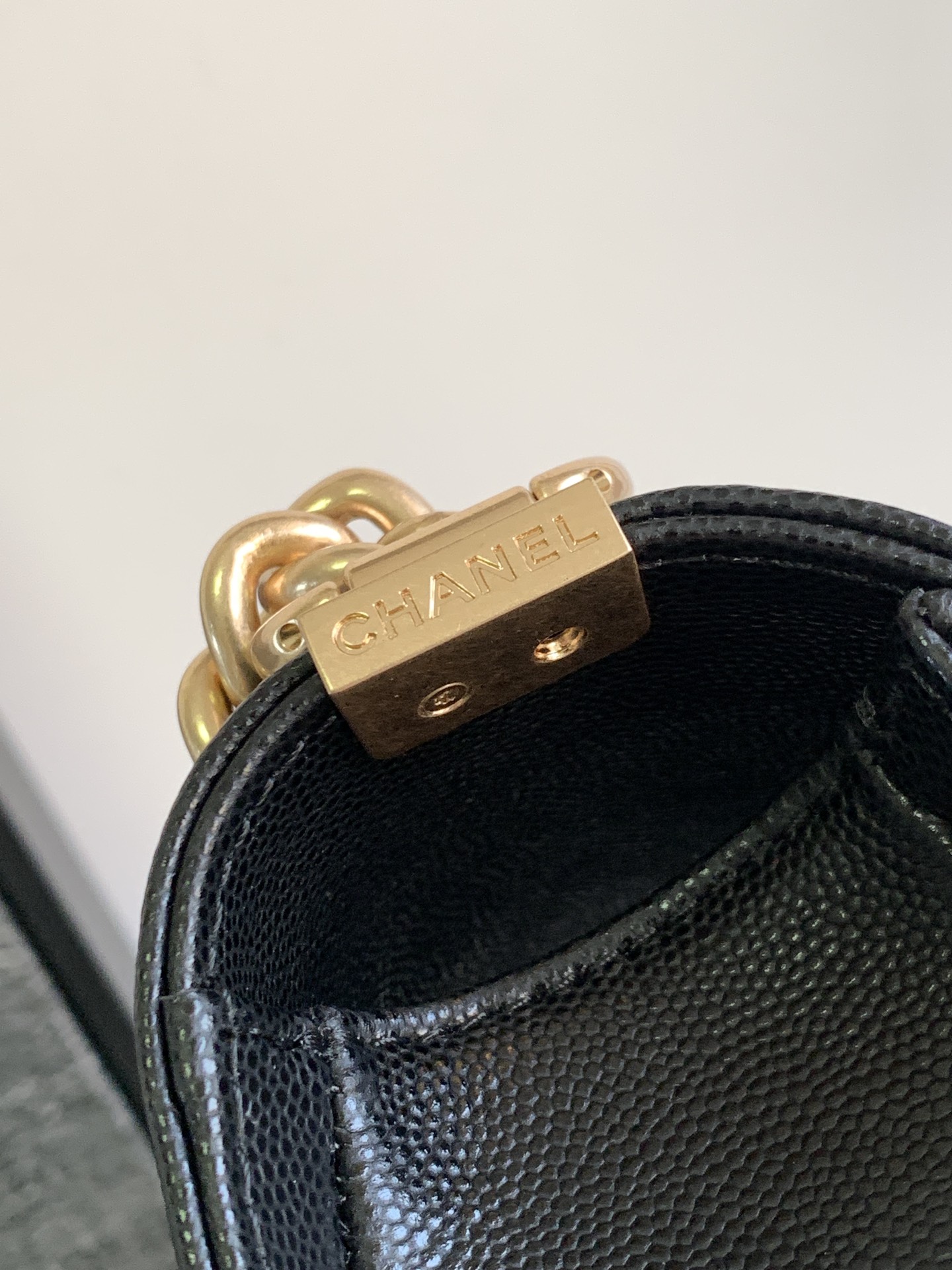 Imagem [6]-Chanel slip gold slip gold buckle mini Leboy este pequeno saco em pele de vaca caviar tem um aspeto muito retro, requintado e adorável O design original em pele de vaca italiano Ha Shi brilhante está realmente cheio de textura, continuação do próprio Boy, tipo saco rígido, tampa superior e logótipo tridimensional, mente pequena, mais hardware preto clássico todo em aço com o casaco com a cor é simplesmente demasiado fresco, ombro para trás inclinado, corpo cruzado, transporte à mão são muito adequados! Tamanho 20cm-Altura Bolsas Faux