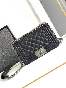 ¡Chanel hebilla de plata antigua Mini Leboy Este pequeño bolso se ve muy retro exquisito y encantador italiano Ha Shi brillante diseño original de piel de vaca es realmente lleno de textura continuó el Boy sí mismo bolsa rígida tipo de cubierta superior y tridimensional logotipo pequeño pensamiento más clásico negro todo el hardware de acero de color a juego con el abrigo es simplemente demasiado fresco hombro inclinado cruz-cuerpo llevar a mano son muy adecuados! Tamaño 20 CM-alta bolsas de imitación