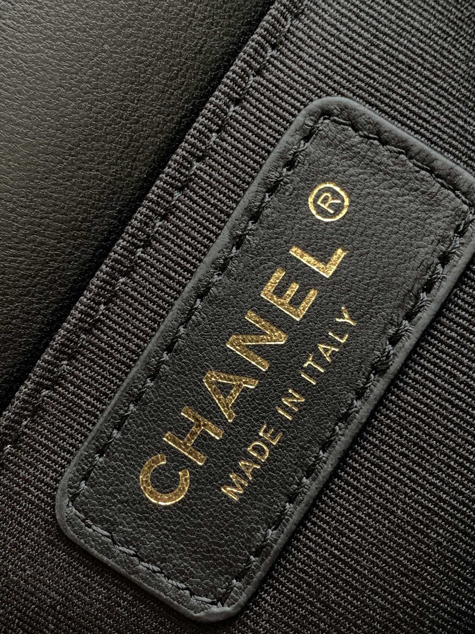 ¡Chanel Bronce Hebilla de Oro Mini Leboy Este pequeño bolso se ve muy retro exquisito y encantador italiano áspero brillante diseño original de cuero de vaca es realmente lleno de textura continuó Boy en sí bolsa rígida tipo de cubierta superior y el logotipo tridimensional pequeño pensamiento más clásico negro todo el hardware de acero de color a juego con el abrigo es simplemente demasiado fresco hombro inclinado cruz-cuerpo llevar a mano son muy adecuados! Tamaño 20 Cm