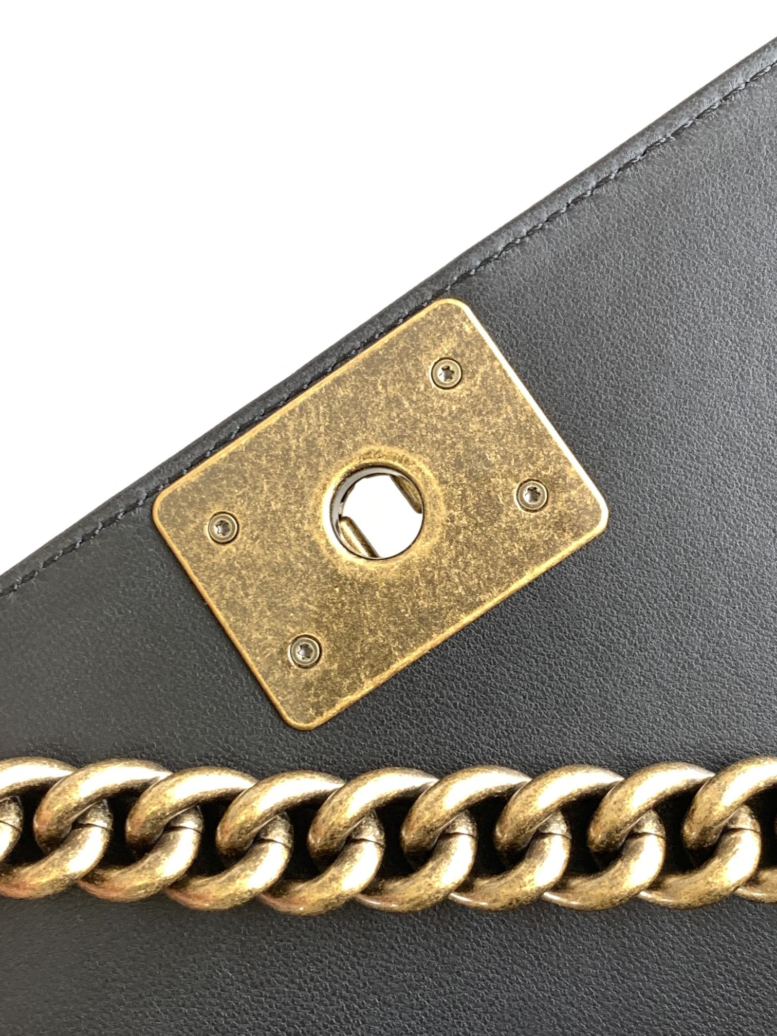 ¡Chanel Bronce Hebilla de Oro Mini Leboy Este pequeño bolso se ve muy retro exquisito y encantador italiano áspero brillante diseño original de cuero de vaca es realmente lleno de textura continuó Boy en sí bolsa rígida tipo de cubierta superior y el logotipo tridimensional pequeño pensamiento más clásico negro todo el hardware de acero de color a juego con el abrigo es simplemente demasiado fresco hombro inclinado cruz-cuerpo llevar a mano son muy adecuados! Tamaño 20 Cm