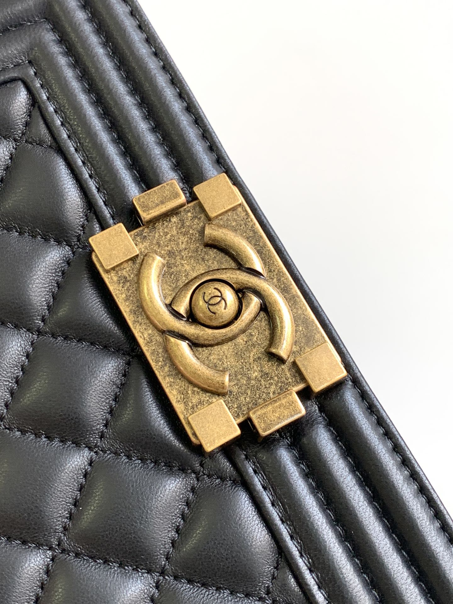 ¡Chanel Bronce Hebilla de Oro Mini Leboy Este pequeño bolso se ve muy retro exquisito y encantador italiano áspero brillante diseño original de cuero de vaca es realmente lleno de textura continuó Boy en sí bolsa rígida tipo de cubierta superior y el logotipo tridimensional pequeño pensamiento más clásico negro todo el hardware de acero de color a juego con el abrigo es simplemente demasiado fresco hombro inclinado cruz-cuerpo llevar a mano son muy adecuados! Tamaño 20 Cm