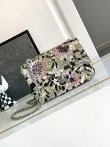 Chanel 24c serie de la colección Tamaño: 20cm pequeño! 25cm mediano 24 S bolso de la aleta de la perla La perla más hermosa cf esta temporada, no es otro que la superficie de material de terciopelo con incrustaciones de un montón de diferentes tamaños de perlas de cristal más lentejuelas de cristal brillantes bling bling aparecen particularmente deslumbrante Perla diamante celosía con incrustaciones de mini logo doble c es realmente el toque final al instante mejorar toda la bolsa de la ¡Noble calidad! Con correa de hombro de hardware trenzado CF retro, pequeño y exquisito, utilizando el hardware de tela original, 1:1 restauración del modelo zp.Una variedad de métodos de transporte puede ser de doble hombro, un solo hombro, llevar en la mano, no recoger cualquier altura también puede fácilmente 𝑐𝑜𝑛𝑡𝑟𝑜𝑙〰️