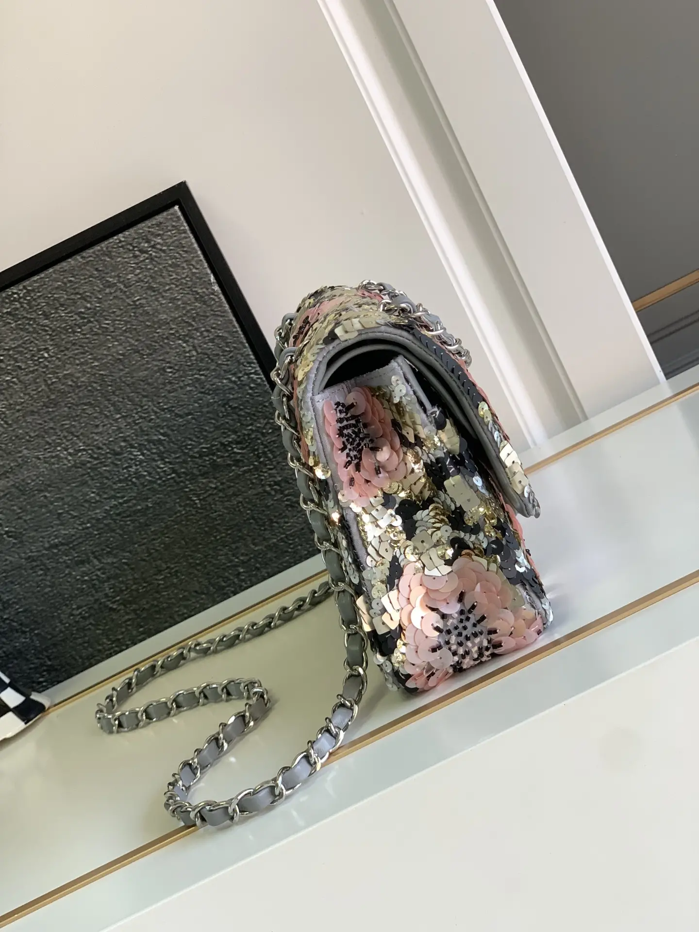 Chanel ss series Taille : 15.5 × 25.5 × 6.5 (cm) 22p autumn and winter sequins flap bag Cette année, le plus beau sac à rabat n'est autre que la surface du tissu noir incrusté d'un grand nombre de paillettes à quatre carrés, de paillettes de cristal argentées et scintillantes, de paillettes bling bling Appear particularly dazzling silver sequins spliced in the shape of a rose flower is really the eye-catching instantly enhance the noble quality of the entire bag ! Avec la bandoulière rétro tressée de CF, il est petit et exquis. ☑️ utilise les tissus et la quincaillerie d'origine pour reproduire la forme de zp 1:1.Une variété de méthodes de transport peut être double épaule, épaule simple, portage à la main, ne pas choisir n'importe quelle hauteur peut également être facile 𝑐𝑜𝑛𝑡𝑟𝑜𝑙.