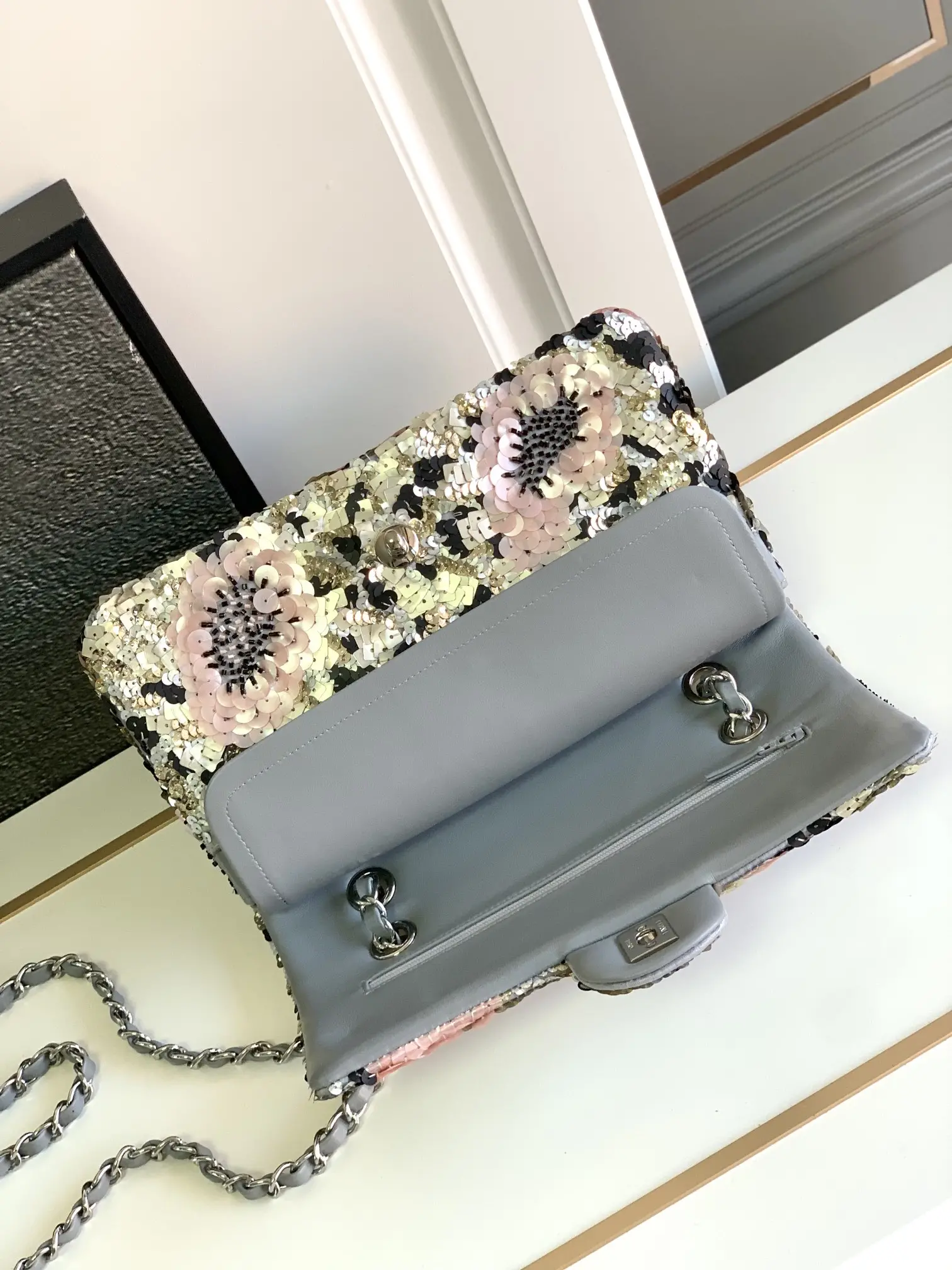 Chanel ss series Taille : 15.5 × 25.5 × 6.5 (cm) 22p autumn and winter sequins flap bag Cette année, le plus beau sac à rabat n'est autre que la surface du tissu noir incrusté d'un grand nombre de paillettes à quatre carrés, de paillettes de cristal argentées et scintillantes, de paillettes bling bling Appear particularly dazzling silver sequins spliced in the shape of a rose flower is really the eye-catching instantly enhance the noble quality of the entire bag ! Avec la bandoulière rétro tressée de CF, il est petit et exquis. ☑️ utilise les tissus et la quincaillerie d'origine pour reproduire la forme de zp 1:1.Une variété de méthodes de transport peut être double épaule, épaule simple, portage à la main, ne pas choisir n'importe quelle hauteur peut également être facile 𝑐𝑜𝑛𝑡𝑟𝑜𝑙.