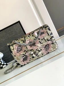 Chanel ss系列    尺寸：15.5x25.5x6.5（cm）  22p秋冬 亮片口盖包 今年最美cf 非它莫属了 黑色布材质表面镶嵌了很多四四方方的亮片  银色闪闪发光的水晶亮片 bling bling 显得格外耀眼 银色亮片拼接成玫瑰 花的形状 真是画龙点睛 瞬间提升整个包的高贵品质！用上CF复古的编织五金肩带 小巧又精致☑️  采用原厂面料 五金 1:1还原了zp 的模样
多种背法 可双肩 可单肩 可手拎不挑任何身高的也能轻松𝑐𝑜𝑛𝑡𝑟𝑜𝑙-高仿包包