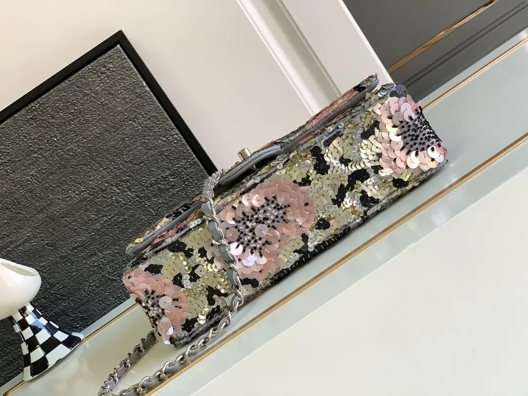 Chanel ss series Taille : 15.5 × 25.5 × 6.5 (cm) 22p autumn and winter sequins flap bag Cette année, le plus beau sac à rabat n'est autre que la surface du tissu noir incrusté d'un grand nombre de paillettes à quatre carrés, de paillettes de cristal argentées et scintillantes, de paillettes bling bling Appear particularly dazzling silver sequins spliced in the shape of a rose flower is really the eye-catching instantly enhance the noble quality of the entire bag ! Avec la bandoulière rétro tressée de CF, il est petit et exquis. ☑️ utilise les tissus et la quincaillerie d'origine pour reproduire la forme de zp 1:1.Une variété de méthodes de transport peut être double épaule, épaule simple, portage à la main, ne pas choisir n'importe quelle hauteur peut également être facile 𝑐𝑜𝑛𝑡𝑟𝑜𝑙.