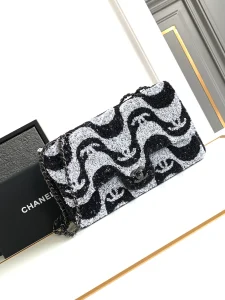 CHANEL 24S noir et blanc panda perlé CF belle fried noir et blanc paillettes hors d'une sorte de panda sens de la vision brillant coloré noir super cool doublure noire est également utilisé en peau de mouton noir se sentent très bien !Avec du matériel argenté, la peau de mouton noire dégage partout un sentiment de classe supérieure et de fraîcheur.Peut être une épaule simple peut être croisée double chaîne peut également être sous l'aisselle dos site officiel taille : 25cm