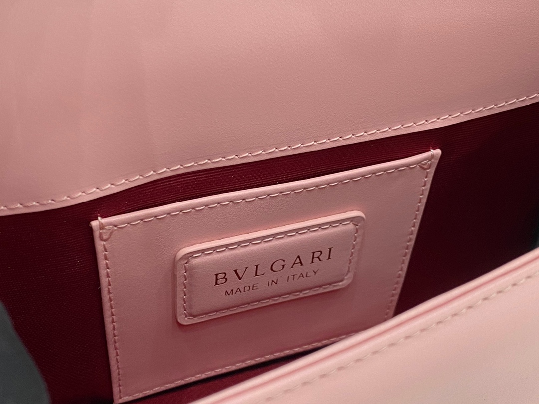 Bvlgari fetal cattle series cherry pink calfskin body with palladium-plated brass accessories malachite snake head [seductive] 💃 small and cute God-like match, more attractive to the eye 💋 unique raincoat packaging solid brass hardware handmade craftsmanship workmanship perfect appearance, although small but the necessary cell phone, lipstick, some cash/card, a string of keys can easily accommodate the laser! Anti-counterfeiting label and printing independent code Size: 22*13*5cm