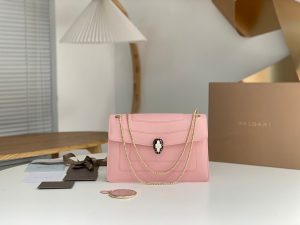 Colección Bvlgari Serpenti ForeverCuerpo de piel de becerro rosa flor de cerezo con accesorios de latón chapado en paladio con accesorios de latón chapado en paladio cabeza de serpiente de malaquita [seductora] cuero fino y suave brillante 💋 revela discretamente una atmósfera noble 🙅 belleza que no se puede detener [seductora] mano de obra perfecta el tamaño es justo, la cartera necesaria, teléfono móvil, lápiz labial, un manojo de llaves se puede acomodar fácilmente [besos voladores] ¡mata toda la calidad del mercado! 😻 Láser etiquetas contra la falsificación y la impresión de código independiente Tamaño: 27,5*17,5*7,5cm