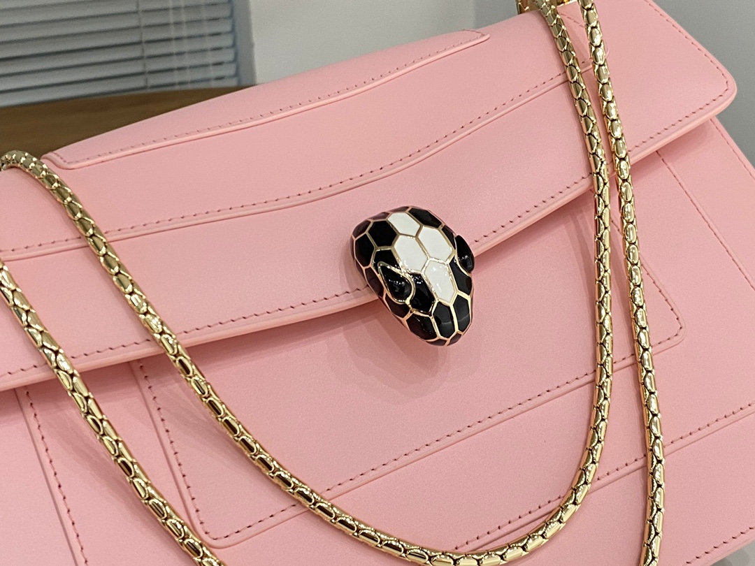 Colección Bvlgari Serpenti ForeverCuerpo de piel de becerro rosa flor de cerezo con accesorios de latón chapado en paladio con accesorios de latón chapado en paladio cabeza de serpiente de malaquita [seductora] cuero fino y suave brillante 💋 revela discretamente una atmósfera noble 🙅 belleza que no se puede detener [seductora] mano de obra perfecta el tamaño es justo, la cartera necesaria, teléfono móvil, lápiz labial, un manojo de llaves se puede acomodar fácilmente [besos voladores] ¡mata toda la calidad del mercado! 😻 Láser etiquetas contra la falsificación y la impresión de código independiente Tamaño: 27,5*17,5*7,5cm