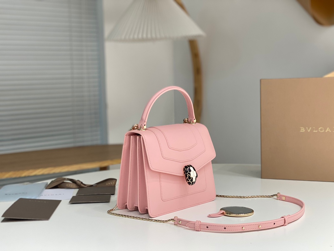 Le sac à main "Serpentine Forever" réinterprète son intemporalité dans des couleurs fraîches et glamour, alliant le style moderne à la polyvalence et au glamour. Ce sac a un corps en cuir de veau rose cerise avec des accessoires en laiton plaqué palladium avec des accessoires en laiton plaqué palladium La tête de serpent en malachite s'adapte facilement aux looks de tous les jours. Bandoulière en cuir détachable et réglable pour plus de polyvalencePetit format avec un petit miroir de courtoisieEtiquette de sécurité au laser et code estampillé individuellementTaille : 20 x 15 x 9,5 cm