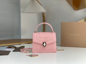 El bolso "Serpentine Forever" reinterpreta su atemporalidad en colores frescos y glamurosos, combinando el estilo moderno con la versatilidad y el glamour. Este bolso tiene un cuerpo de piel de becerro rosa flor de cerezo con herrajes de latón chapados en paladio con herrajes de latón chapados en paladioLa cabeza de serpiente de malaquita se adapta fácilmente a los looks de cada día. Bandolera de piel desmontable y ajustable para mayor versatilidadTamaño pequeño con un pequeño espejo de tocadorEtiqueta de seguridad láser y código estampado individualMedida: 20 x 15 x 9,5 cm