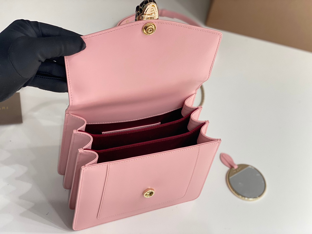 Le sac à main "Serpentine Forever" réinterprète son intemporalité dans des couleurs fraîches et glamour, alliant le style moderne à la polyvalence et au glamour. Ce sac a un corps en cuir de veau rose cerise avec des accessoires en laiton plaqué palladium avec des accessoires en laiton plaqué palladium La tête de serpent en malachite s'adapte facilement aux looks de tous les jours. Bandoulière en cuir détachable et réglable pour plus de polyvalencePetit format avec un petit miroir de courtoisieEtiquette de sécurité au laser et code estampillé individuellementTaille : 20 x 15 x 9,5 cm