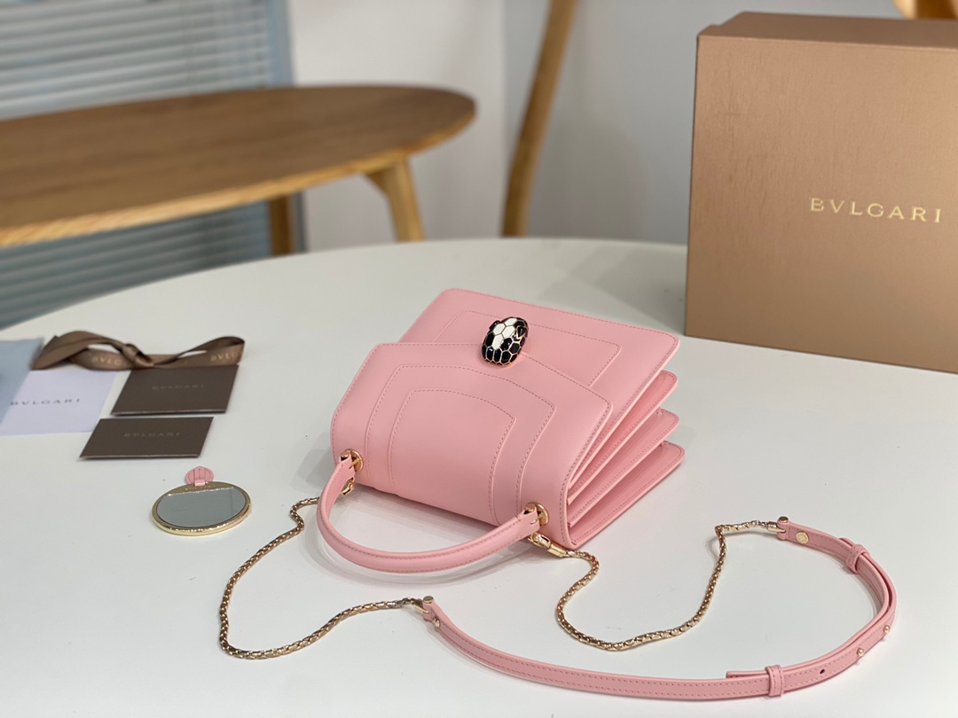 Le sac à main "Serpentine Forever" réinterprète son intemporalité dans des couleurs fraîches et glamour, alliant le style moderne à la polyvalence et au glamour. Ce sac a un corps en cuir de veau rose cerise avec des accessoires en laiton plaqué palladium avec des accessoires en laiton plaqué palladium La tête de serpent en malachite s'adapte facilement aux looks de tous les jours. Bandoulière en cuir détachable et réglable pour plus de polyvalencePetit format avec un petit miroir de courtoisieEtiquette de sécurité au laser et code estampillé individuellementTaille : 20 x 15 x 9,5 cm