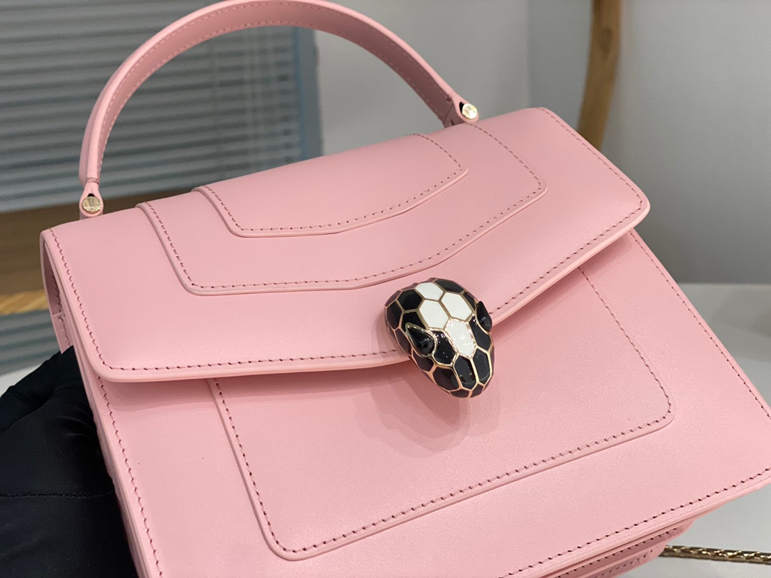 Le sac à main "Serpentine Forever" réinterprète son intemporalité dans des couleurs fraîches et glamour, alliant le style moderne à la polyvalence et au glamour. Ce sac a un corps en cuir de veau rose cerise avec des accessoires en laiton plaqué palladium avec des accessoires en laiton plaqué palladium La tête de serpent en malachite s'adapte facilement aux looks de tous les jours. Bandoulière en cuir détachable et réglable pour plus de polyvalencePetit format avec un petit miroir de courtoisieEtiquette de sécurité au laser et code estampillé individuellementTaille : 20 x 15 x 9,5 cm