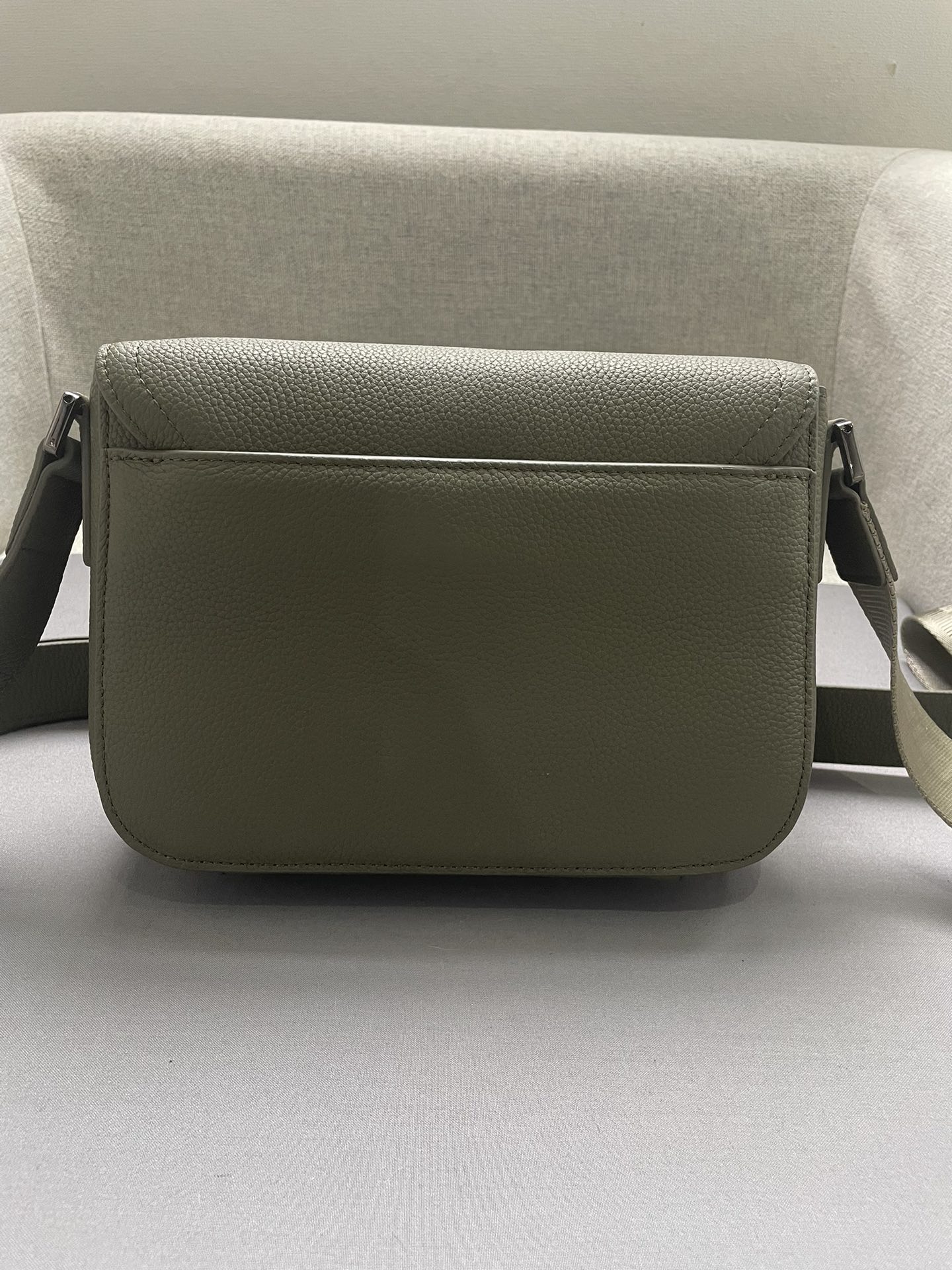 Esta elegante e moderna bolsa mensageiro com sela é confeccionada em couro de vaca cáqui granulado com uma aba de sela e fecho de fivela de alumínioCompartimentos interiores espaçosos e um bolso com fenda na parte de trás para guardar seus itens essenciais diáriosEstilo menor com alça de ombro ajustável em couro e jacquard com o logotipo Christian DiorPara ombro ou corpo cruzadoModelo nº 8018Medidas23-18-6Compartimento principal com aba e logotipo CDFivela de alumínioInterior Bolso com ranhuraBolsa com ranhura atrásAlça de ombro ajustável em couro e com logótipo Christian Dior em jacquard de nylonLogotipo Dior em relevo no interiorSaco para o pó incluídoFabricado em Itália191701100-Bolsas de alta qualidade