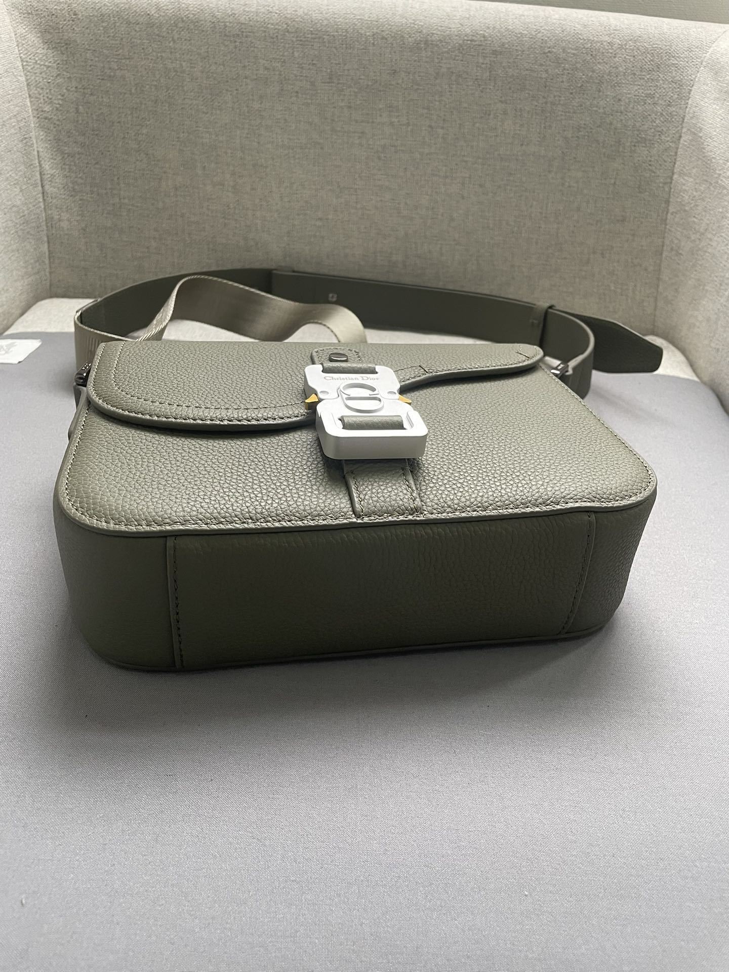 Esta elegante e moderna bolsa mensageiro com sela é confeccionada em couro de vaca cáqui granulado com uma aba de sela e fecho de fivela de alumínioCompartimentos interiores espaçosos e um bolso com fenda na parte de trás para guardar seus itens essenciais diáriosEstilo menor com alça de ombro ajustável em couro e jacquard com o logotipo Christian DiorPara ombro ou corpo cruzadoModelo nº 8018Medidas23-18-6Compartimento principal com aba e logotipo CDFivela de alumínioInterior Bolso com ranhuraBolsa com ranhura atrásAlça de ombro ajustável em couro e com logótipo Christian Dior em jacquard de nylonLogotipo Dior em relevo no interiorSaco para o pó incluídoFabricado em Itália191701100-Bolsas de alta qualidade