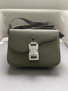 Cette besace élégante et raffinée est fabriquée en cuir de vachette grainé kaki et dotée d'un rabat en forme de selle et d'une fermeture à boucle en aluminium.Compartiments intérieurs spacieux et pochette arrière fendue pour les essentiels de tous les jours.Modèle plus petit avec bandoulière réglable en cuir et jacquard logo Christian Dior.Épaule ou porté-croiséNuméro de modèle 8018Dimensions 23-18-6Compartiment principal avec rabat et boucle en aluminium avec logo CDPochette intérieure fenduePochette arrière fendueBandoulière réglable en cuir et en jacquard de nylon avec logo Christian DiorLogo embossé Christian Dior à l'intérieurSac à poussière intérieurFabriqué en Italie191701100