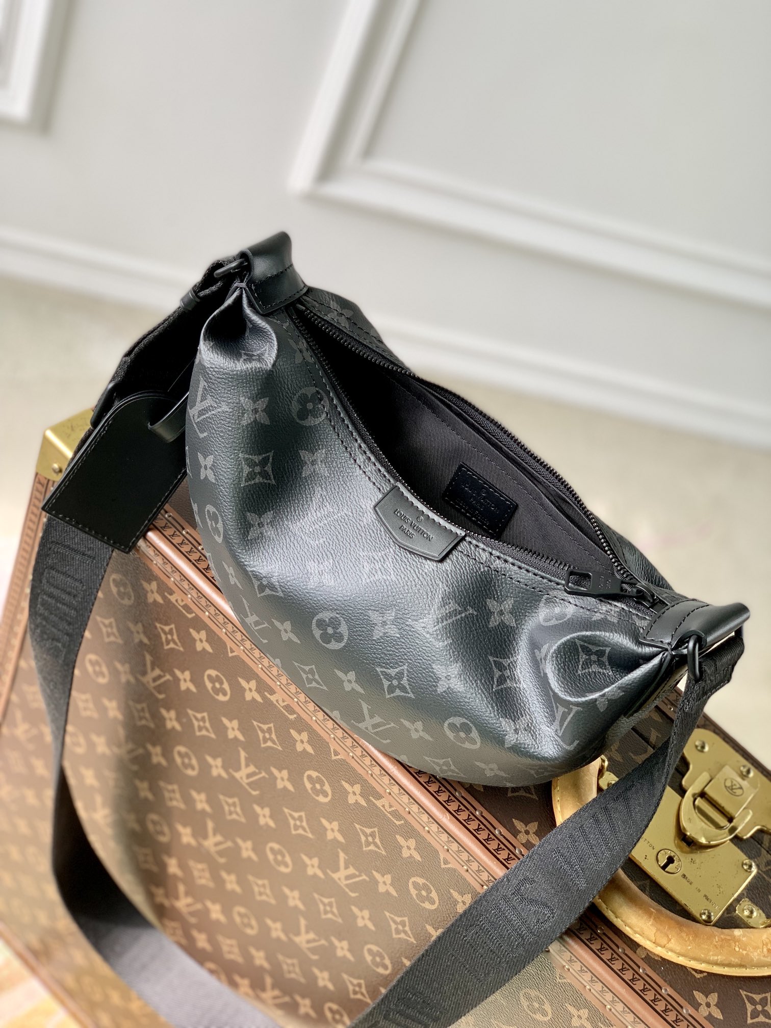 P1500 LV LV M47158 Black Flowerهذه الحقيبة اليدوية الصغيرة من هاماك تكثف التصميم الكلاسيكي لحقيبة يد هاماك في شكل أنيق وجذاب من قماش Monclerogram Eclipse المطلي بنقشة Monclerogramعلامة اسم قابلة للفصل لإطلالة مميزةحزام كتف قابل للتعديل لسهولة التثبيت حول الخصر، أو للحمل على الصدر أو خلف الظهر28.5 × 15 × 8 سم (الطول × الارتفاع × العرض) - حقائب عالية الجودة