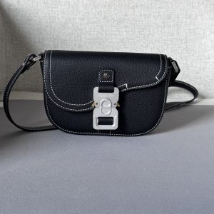 Este bolso messenger con solapa en forma de silla de montar es un diseño elegante con solapa para una elegancia sofisticada que eleva la colección Saddle. Confeccionado en piel de vacuno granulada negra con pespuntes en contraste, la solapa en forma de silla de montar está adornada con el logotipo de Christian Dior y una hebilla de aluminio. El estilo miniatura está acabado con una correa de piel desmontable y ajustable que puede llevarse en la mano, sobre el hombro o cruzado.Bolsillo interior con aberturas forrado de nailonBolsillo de parche magnético en la parte traseraNúmero de modelo 8025Talla 19.5-13-4.3Bandolera de piel desmontable y ajustableLogotipo Dior grabado en el interiorBolsa guardapolvo interior19170960