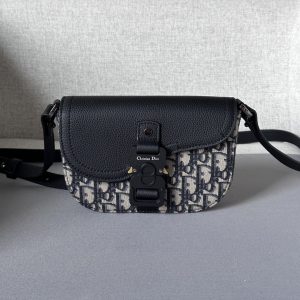 Este bolso messenger con solapa de silla de montar presenta un diseño elegante con solapa que le confiere un sofisticado toque de elegancia, elevando la colección de sillas de montar en color beige y negro Tejidos con estampado oblicuo confeccionados en piel de vacuno granulada negra con solapa de silla de montar y cierre de aluminio con logotipo Christian Dior estilo miniatura con una correa de piel desmontable y ajustable que puede llevarse en la mano, sobre el hombro o cruzado.Bolsillo interior con aberturas forrado de nailonBolsillo de parche magnético en la parte traseraNúmero de modelo 8022Talla 19.5-13-4.3Bandolera de piel desmontable y ajustableLogotipo Dior de latón sobre revestimiento metálico en la parte delanteraLogotipo Dior en relieve en el interiorBolsa guardapolvo interior19170900