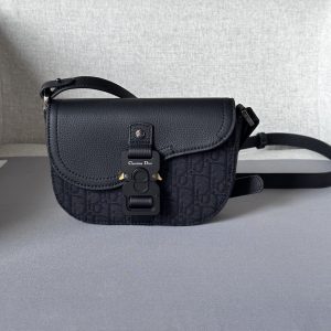 Un diseño elegante con solapa para una elegancia sofisticada, este bolso messenger tipo silla de montar eleva la colección de sillas de montar con su tejido estampado Oblique negro y su solapa de silla de montar de piel de vacuno granulada en el mismo tono, adornada con el broche de aluminio de la firma Christian Dior. El estilo miniatura viene con una correa para el hombro de piel desmontable y ajustable que puede llevarse en la mano, sobre el hombro o cruzado.Bolsillo interior con abertura forrado de nailonBolsillo trasero magnéticoNúmero de modelo 8021Dimensiones 19,5-13-4,3Bandolera de piel desmontable y ajustableLogotipo Dior de latón sobre revestimiento metálico en la parte delanteraLogotipo Dior grabado en el interiorBolsa guardapolvo interior19170900