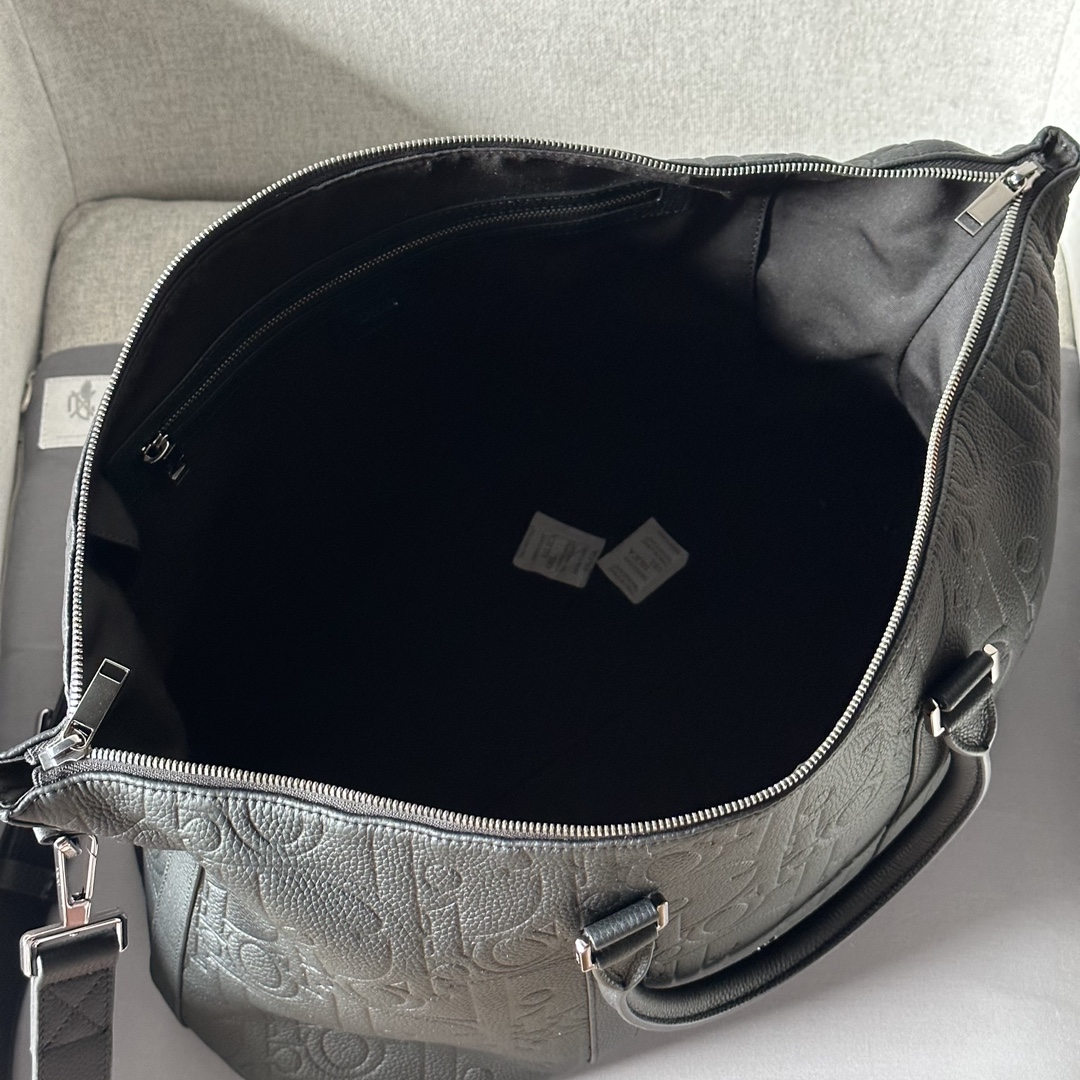 A Weekender 40 é uma clássica e elegante bolsa Dior Gravity estampada em pele com um padrão clássico em pele de vaca preta e adornada com o logótipo Dior para exibir o trabalho artesanal do atelier Dior. Possui um compartimento espaçoso com fecho de correr para guardar os artigos essenciais do dia a dia em viagens curtas, uma alça de ombro ajustável e amovível e uma pega superior em pele para transportar à mão ou ao ombro. ou ao ombro com a alça de ombro ajustável e amovível e a pega superior em peleCompartimento principal com fecho de correr interior em nylon Bolso interior com fecho de correr Pega superior em peleModelo 8903Tamanho 40-33-22.5Alça de ombro ajustável e amovível em pele com fecho lagosta e pés metálicos de proteçãoLogótipo Dior em latão laminado em metal na frenteLogótipo Dior em relevo no interiorContém anti-bolsoFeita em Itália191701500