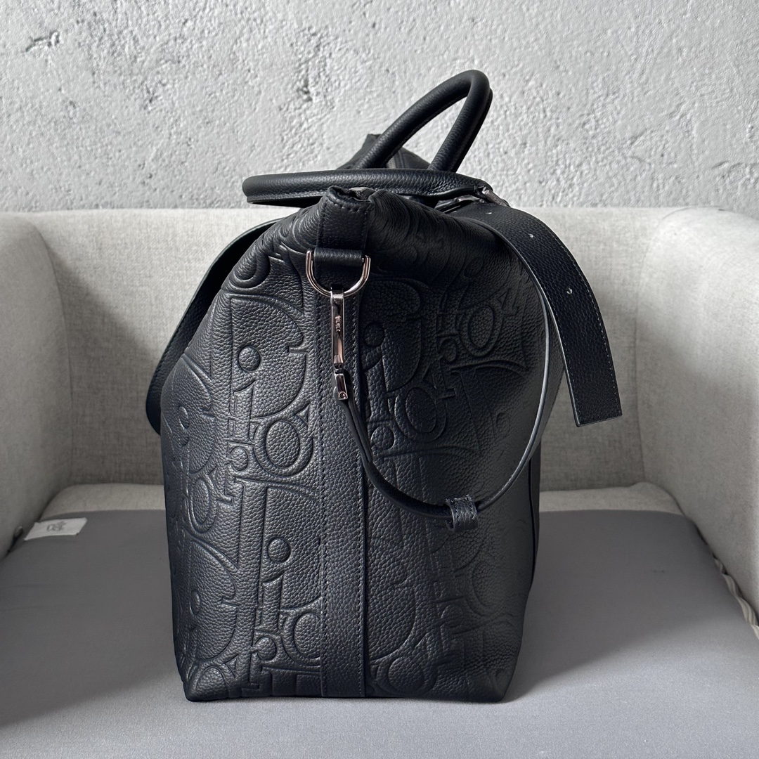 The Weekender 40 is a classic and elegant Dior Gravity print leather embossed with a classic motif on black cowhide leather with the Dior logo to emphasize the craftsmanship of Dior's ateliers. Features a large zipped compartment for storing everyday essentials for short getawaysAdjustable, removable leather shoulder strap and top leather handlesHand or shoulder carryNylon interior zipped main compartmentInterior zipped pocketLeather top handlesModel No. 8903Size 40-33-22.5Adjustable, removable leather shoulder strap with lobster claspProtective metal feet or over the shoulderNylon interior zipperMain compartmentInterior zipper pocketLeather top handleModel No. 8903Size 40-33-22.5Adjustable, removable leather shoulder strap with lobster claspProtective metal feetMetal cladding on frontEmbossed Dior logo on insideDior logo embossed on insideProtective bagMade in Italy 191701500-High quality bags