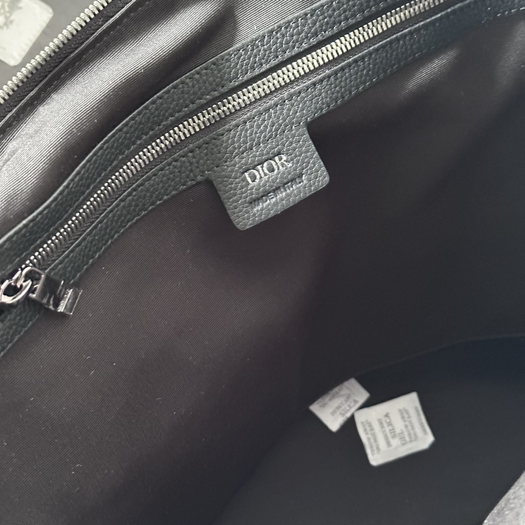 El Weekender 40 es un clásico y elegante bolso de piel con estampado Dior Gravity repujado con un motivo clásico en piel de vacuno negra y adornado con el logotipo Dior para mostrar el trabajo artesanal del atelier Dior. Dispone de un amplio compartimento con cremallera para guardar los objetos de uso diario en viajes cortos, una bandolera ajustable y desmontable y un asa superior de piel para llevarlo en la mano o al hombro. o al hombro con la correa ajustable y desmontable y el asa superior de pielCompartimento principal con cremallera interior de nailonBolsillo interior con cremalleraAsa superior de pielModelo 8903Talla 40-33-22,5Bandolera de piel ajustable y desmontable con cierre de langosta y pies metálicos de protecciónLogotipo Dior de latón laminado en metal en la parte delanteraLogotipo Dior en relieve en el interiorBolsillo antibolsillosMade in Italy191701500