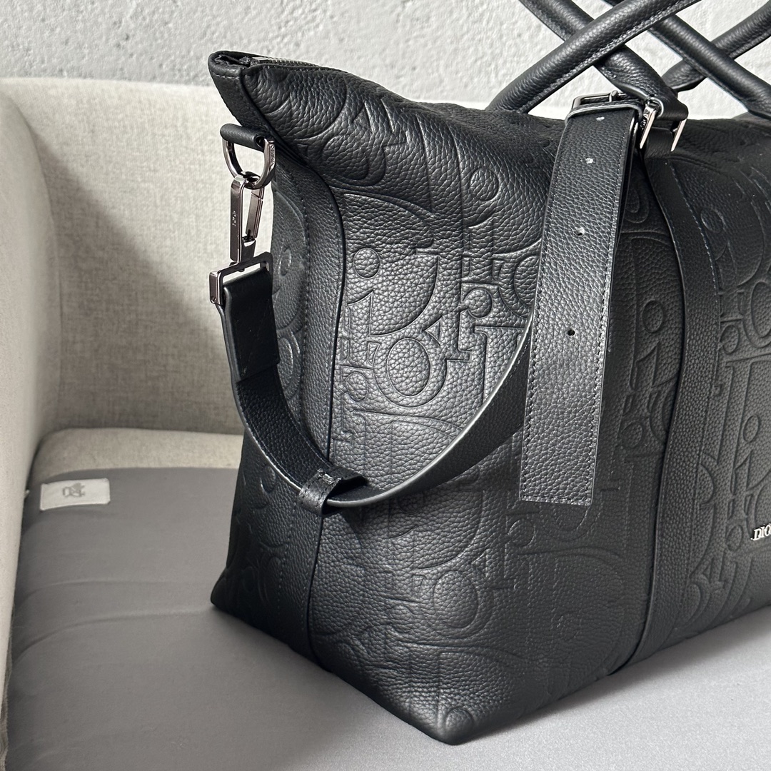 El Weekender 40 es un clásico y elegante bolso de piel con estampado Dior Gravity repujado con un motivo clásico en piel de vacuno negra y adornado con el logotipo Dior para mostrar el trabajo artesanal del atelier Dior. Dispone de un amplio compartimento con cremallera para guardar los objetos de uso diario en viajes cortos, una bandolera ajustable y desmontable y un asa superior de piel para llevarlo en la mano o al hombro. o al hombro con la correa ajustable y desmontable y el asa superior de pielCompartimento principal con cremallera interior de nailonBolsillo interior con cremalleraAsa superior de pielModelo 8903Talla 40-33-22,5Bandolera de piel ajustable y desmontable con cierre de langosta y pies metálicos de protecciónLogotipo Dior de latón laminado en metal en la parte delanteraLogotipo Dior en relieve en el interiorBolsillo antibolsillosMade in Italy191701500