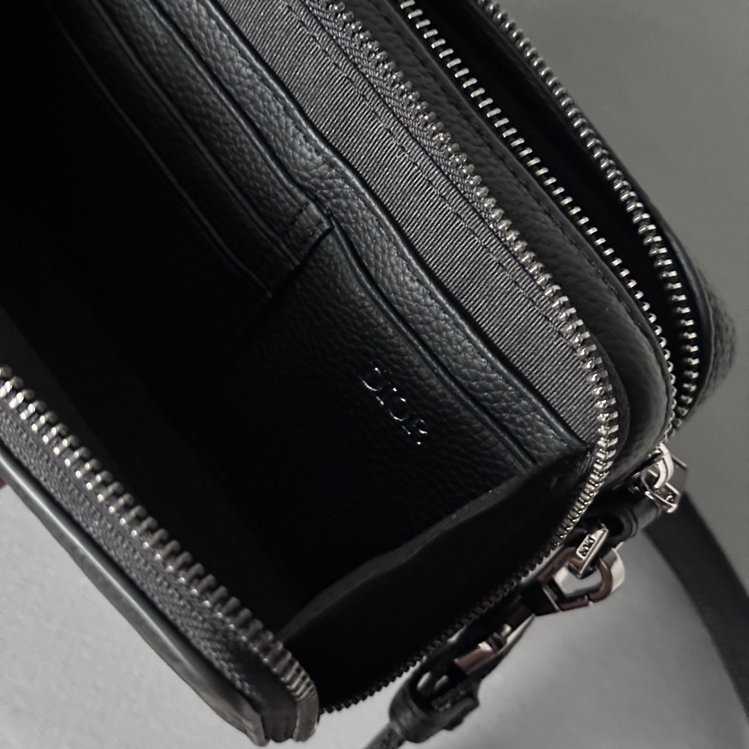 Elegante y práctico, este bolso de mano con cremallera y bandolera puede utilizarse para guardar una gran variedad de objetos de uso diario El cuero estampado Dior Gravity está repujado con un motivo clásico sobre piel de vacuno negra La parte delantera está decorada con el logotipo Dior, un homenaje a la artesanía del atelier Dior La parte superior tiene un cierre de cremallera de doble sentido y los bolsillos con cremallera y forro cosido en forma triangular combinan elegancia y practicidad para elevar el estilo de este bolso. Bandolera ajustable y amovible con logotipo Christian DiorBolso bandolera, bandolera cruzada o clutchInterior de piel de vacuno lisa y nylonCompartimento doble con cremalleraBolsillo interior con 4 ranuras para tarjetasModelo nº 803617-12.5-6Correa de nylon jacquard Christian Dior ajustable y amovible con cierre de langostaRevestimiento metálico en la parte delanteraLogotipo Dior en latónLogotipo Dior en el interior Logotipo en relieveBolsa guardapolvo incluidaFabricado en Europa 19170900-Bolsos de alta calidad