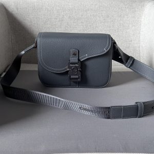 Imagen [1]-Esta elegante bandolera está confeccionada en piel de vacuno granulada de color gris oscuro con solapa en forma de silla de montar y cierre de hebilla de aluminioEspaciosos compartimentos interiores y un bolsillo trasero con abertura para guardar los objetos de uso diarioEstilo más pequeño con bandolera ajustable de piel y jacquard con el logotipo de Christian DiorBolso o bandoleraNº de modelo 8016Gris oscuroTalla 23-18-6NylonCompartimentos principales interiores con... Solapa y logotipo CDHebilla de aluminioBolsillo interior con aberturasBolsillo trasero con aberturasCorrea ajustable para el hombro en jacquard de nylon de piel y logotipo Christian DiorLogo Dior en relieve en el interiorBolsa guardapolvo interiorHecho en Italia191701040-Bolsos de alta calidad