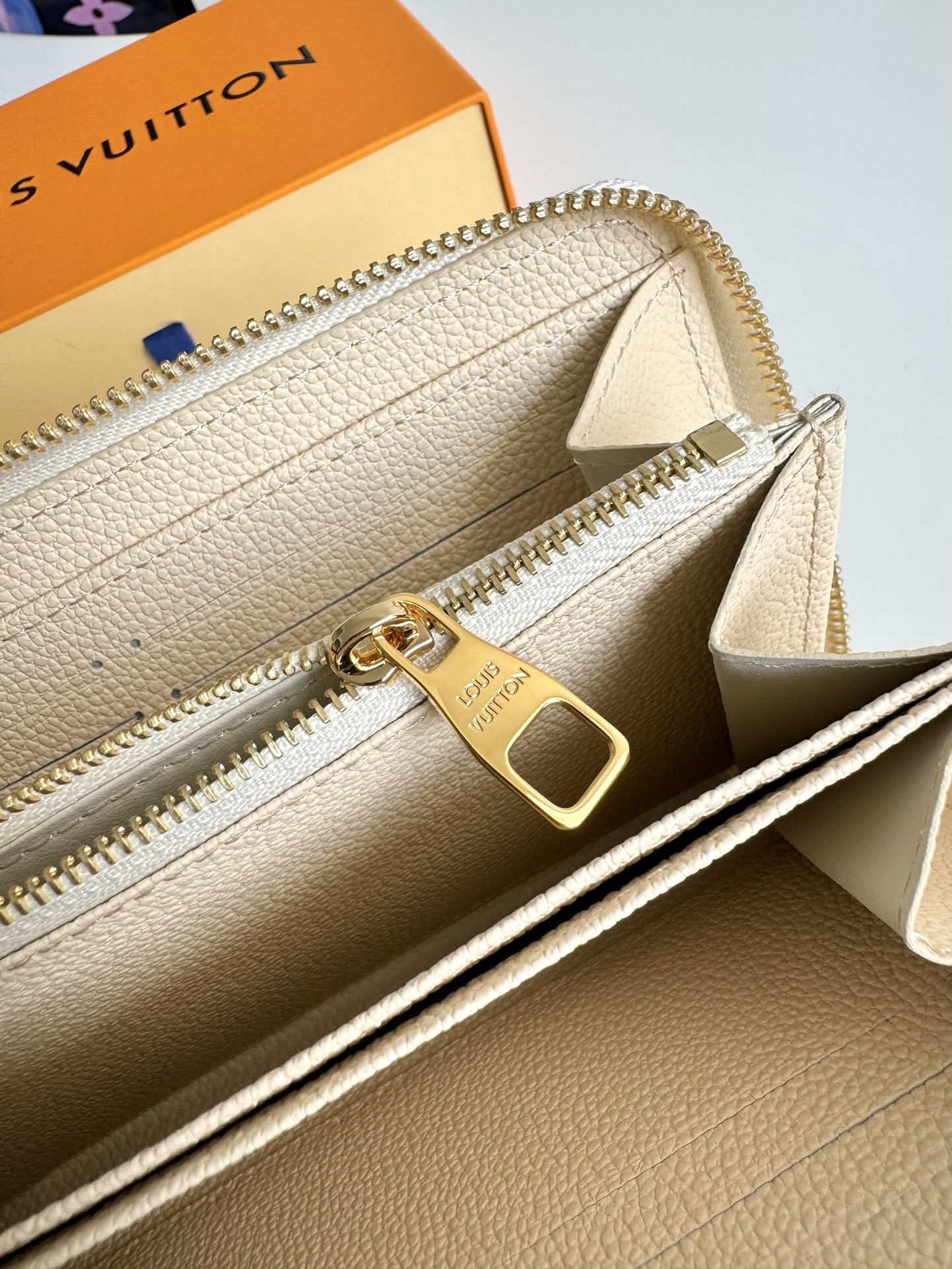 Image [9]-P600 M82212 The classic money clip has been upgraded! Four new credit card slots and a colorful lining have been added to the Zippy wallet, which is cut from Monclerogram Empreinte leather for a more versatile performanceSize: 19 x 10cm-High Fake Bags