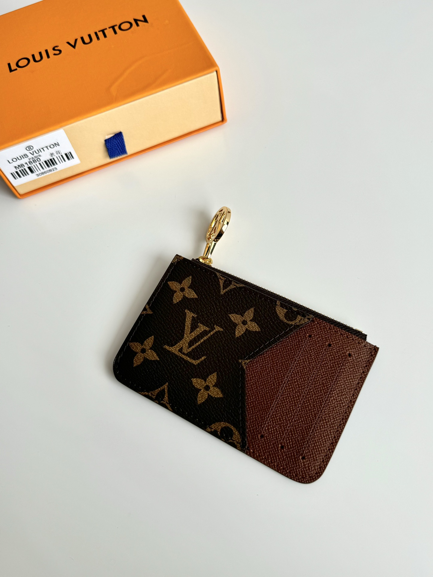 P380 M81880 Porte-cartes Romy Combine les éléments fonctionnels d'une pochette zippée en organza avec la simplicité d'un porte-cartes traditionnel Toile monogramme avec doublure en cuir coloréLV Circle Fermeture zippée en métalEnrichi de détailsPorte-billets, pièces de monnaie ou billetsTaille : 12 x 8 x 0,8cm