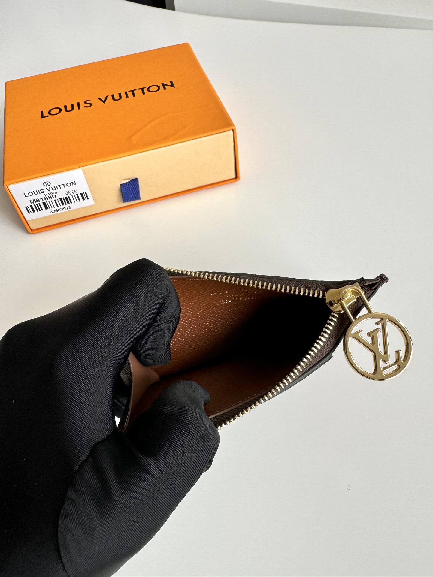 P380 M81880 Porte-cartes Romy Combine les éléments fonctionnels d'une pochette zippée en organza avec la simplicité d'un porte-cartes traditionnel Toile monogramme avec doublure en cuir coloréLV Circle Fermeture zippée en métalEnrichi de détailsPorte-billets, pièces de monnaie ou billetsTaille : 12 x 8 x 0,8cm