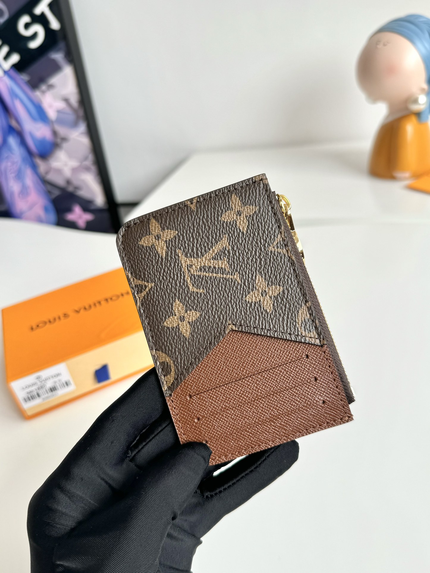 P380 M81880 Porte-cartes Romy Combine les éléments fonctionnels d'une pochette zippée en organza avec la simplicité d'un porte-cartes traditionnel Toile monogramme avec doublure en cuir coloréLV Circle Fermeture zippée en métalEnrichi de détailsPorte-billets, pièces de monnaie ou billetsTaille : 12 x 8 x 0,8cm