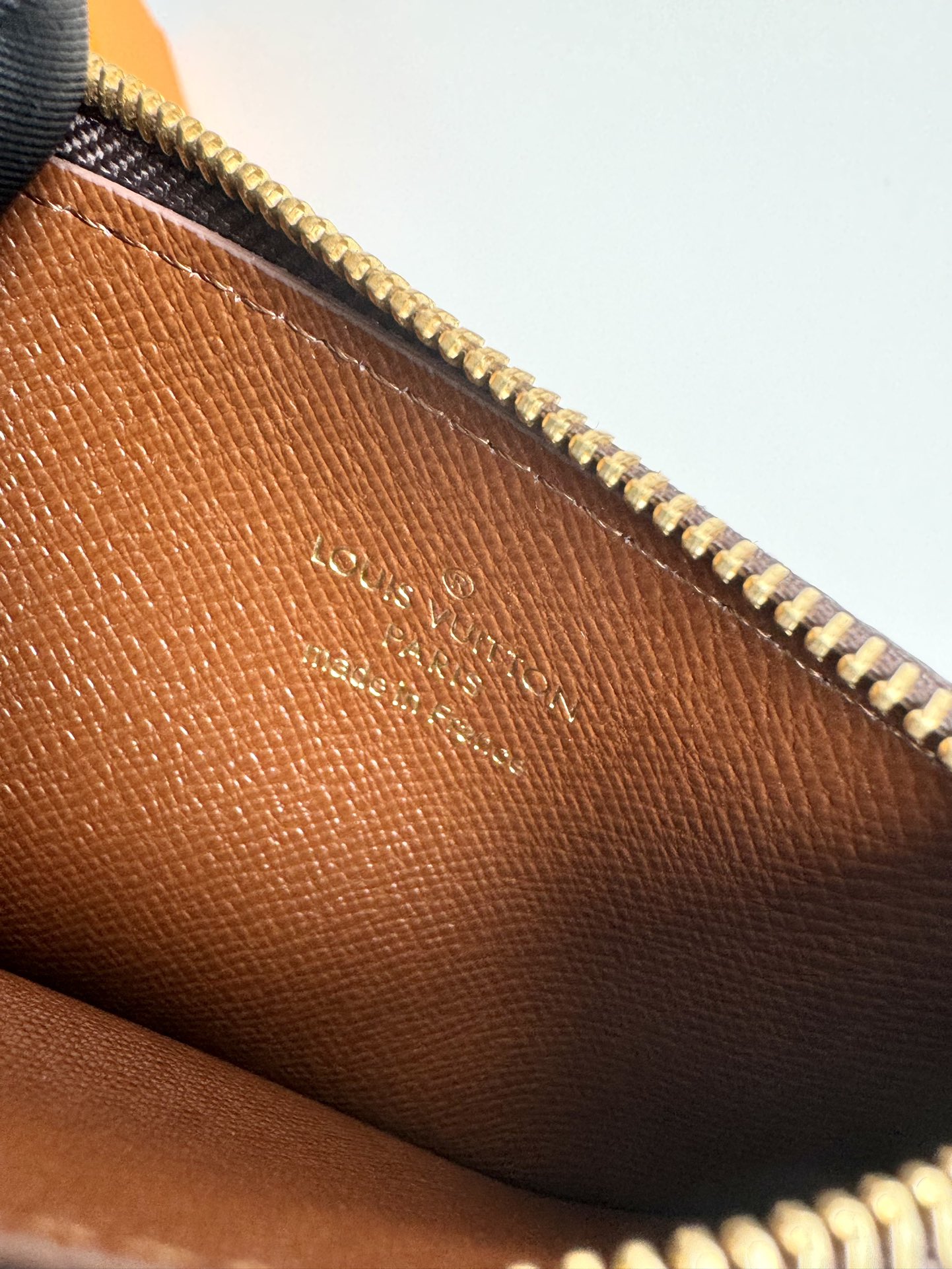 P380 M81880 Porte-cartes Romy Combine les éléments fonctionnels d'une pochette zippée en organza avec la simplicité d'un porte-cartes traditionnel Toile monogramme avec doublure en cuir coloréLV Circle Fermeture zippée en métalEnrichi de détailsPorte-billets, pièces de monnaie ou billetsTaille : 12 x 8 x 0,8cm