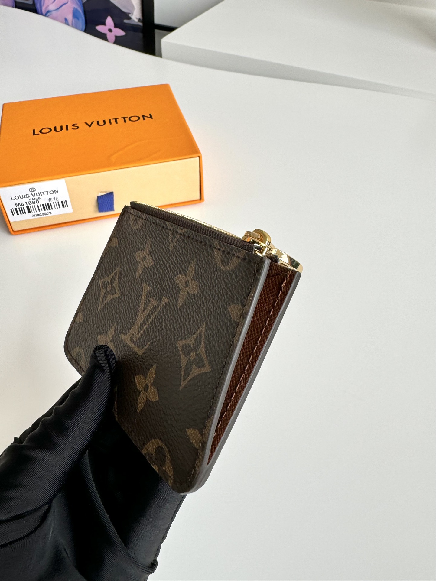 P380 M81880 Porte-cartes Romy Combine les éléments fonctionnels d'une pochette zippée en organza avec la simplicité d'un porte-cartes traditionnel Toile monogramme avec doublure en cuir coloréLV Circle Fermeture zippée en métalEnrichi de détailsPorte-billets, pièces de monnaie ou billetsTaille : 12 x 8 x 0,8cm