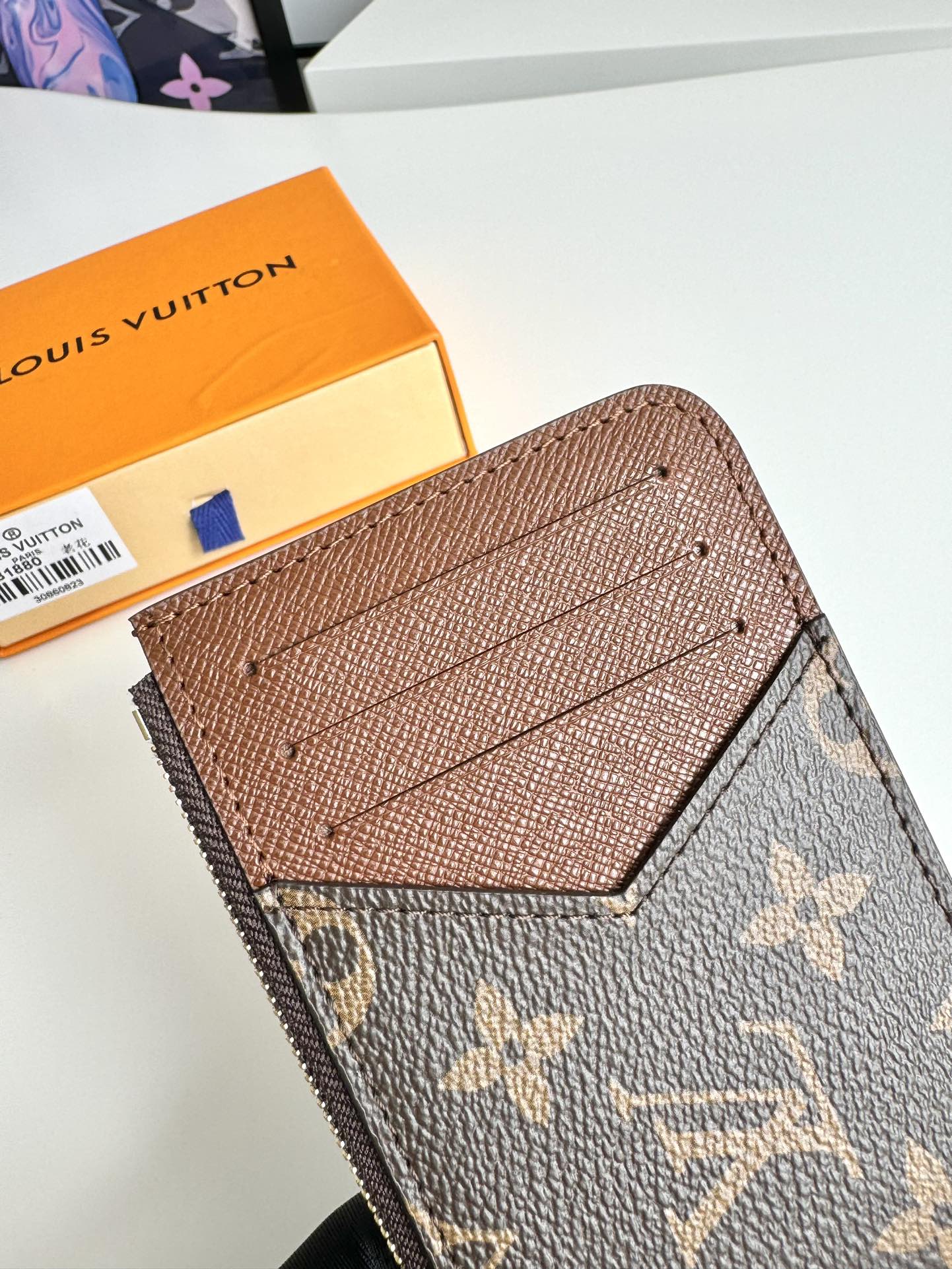 P380 M81880 Porte-cartes Romy Combine les éléments fonctionnels d'une pochette zippée en organza avec la simplicité d'un porte-cartes traditionnel Toile monogramme avec doublure en cuir coloréLV Circle Fermeture zippée en métalEnrichi de détailsPorte-billets, pièces de monnaie ou billetsTaille : 12 x 8 x 0,8cm