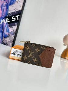 P380 M81880 Porte-cartes Romy Combine les éléments fonctionnels d'une pochette zippée en organza avec la simplicité d'un porte-cartes traditionnel Toile monogramme avec doublure en cuir coloréLV Circle Fermeture zippée en métalEnrichi de détailsPorte-billets, pièces de monnaie ou billetsTaille : 12 x 8 x 0,8cm