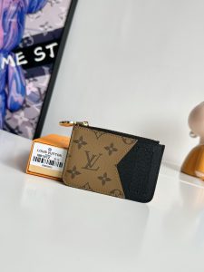 P380 M81912 Le porte-cartes Romy associe les éléments fonctionnels d'une pochette zippée en organza à la simplicité d'un porte-cartes traditionnelToile Monclerogram et toile Monclerogram Reverse avec doublure en cuir coloréTête de fermeture à glissière en métal LV CircleDétails enrichisPeut contenir des billets de banque, des pièces de monnaie ou des billetsTaille : 12×8×0.8cm-Sacs de haute qualité