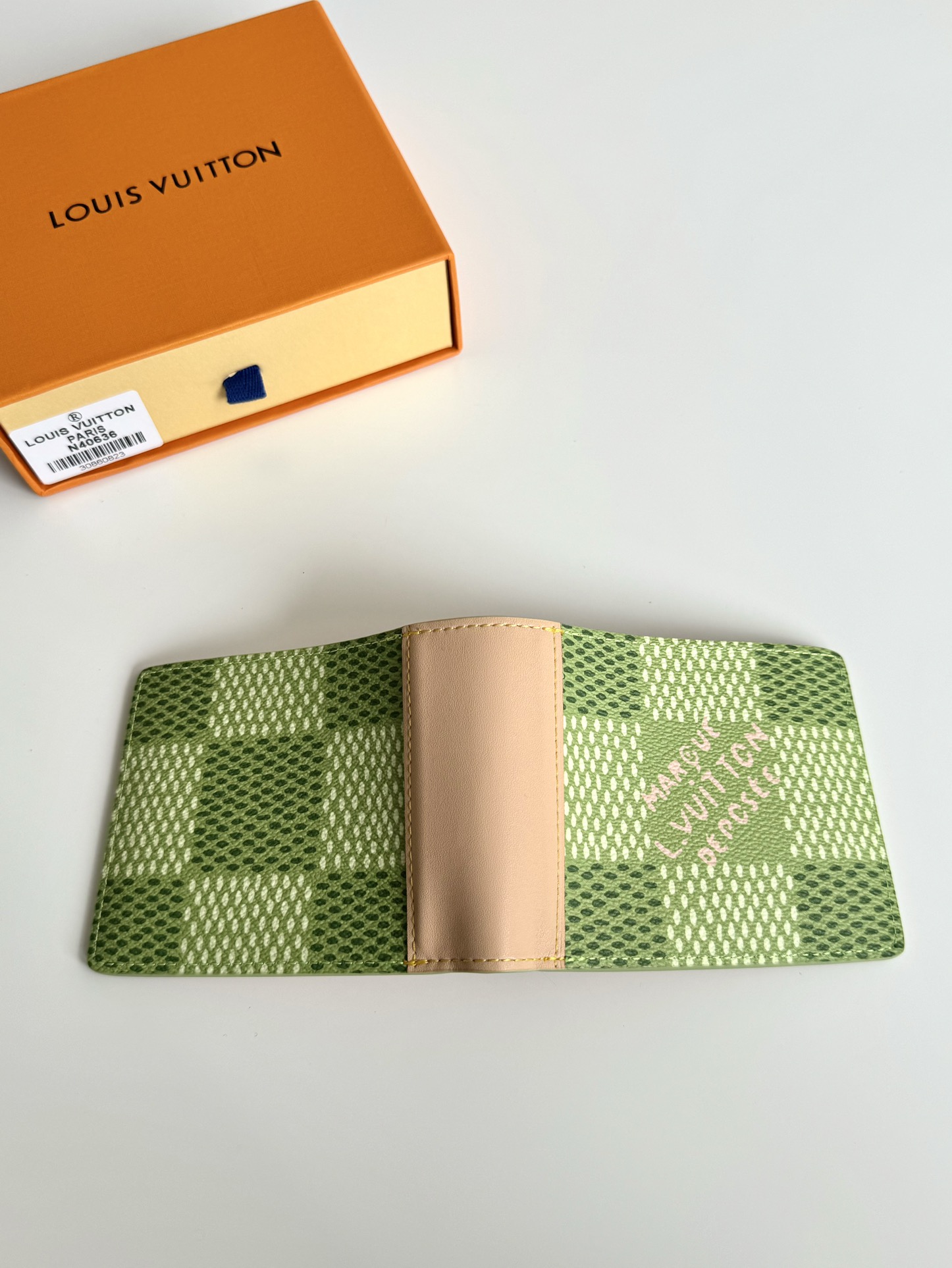 P380 N40636 Esta cartera Slender de lona revestida Damier Golf con adornos de piel de vacuno es un testimonio de la asociación creativa entre la marca y Tyler, con un brillante motivo teselado que refleja el logotipo L.Vuitton Marque déposée y cuenta con un compartimento para tarjetas y otro para billetesTamaño: 11 x 8,5 x 2 cm-Bolsas de alta calidad