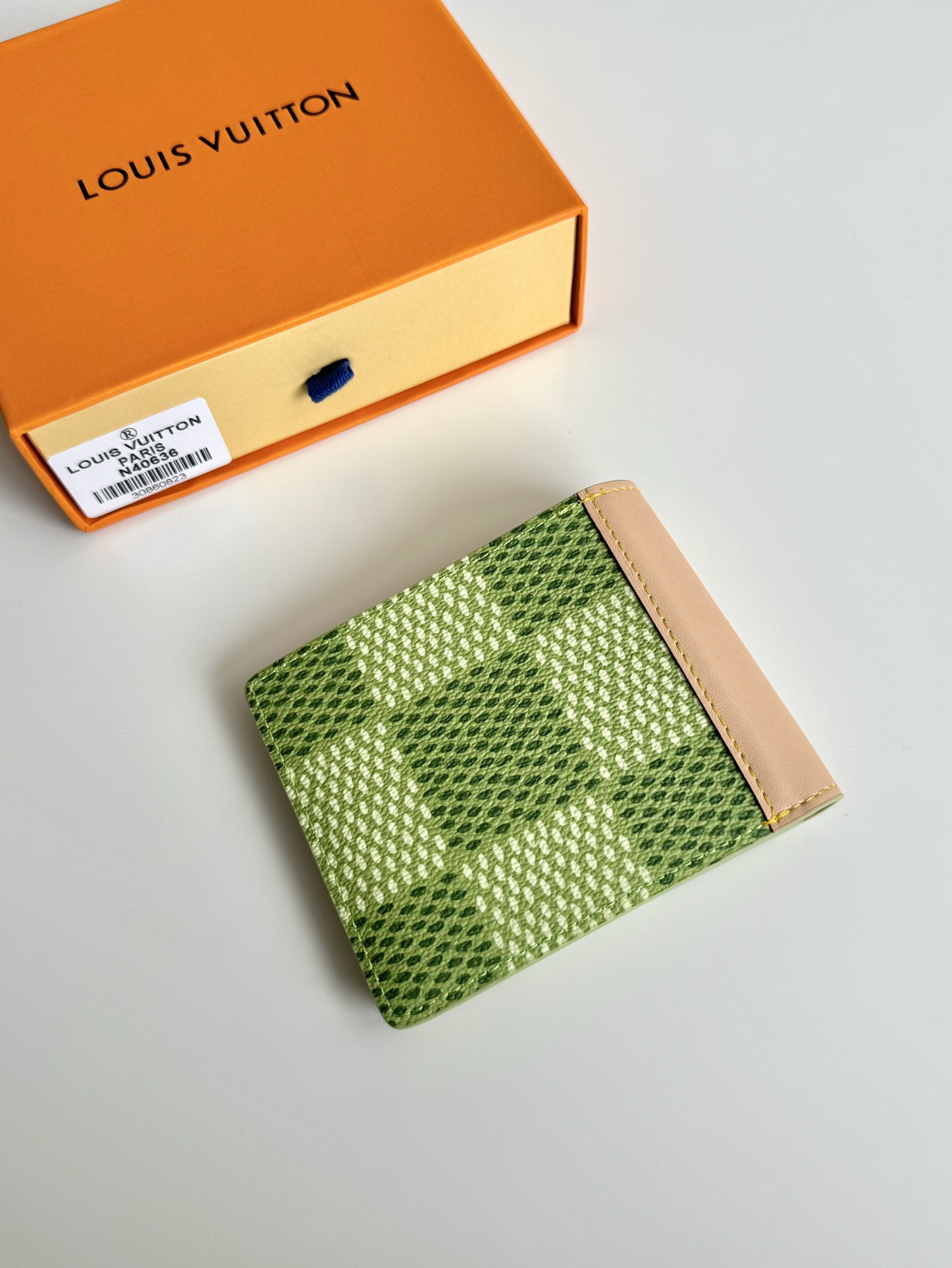 P380 N40636 Esta cartera Slender de lona revestida Damier Golf con adornos de piel de vacuno es un testimonio de la asociación creativa entre la marca y Tyler, con un brillante motivo teselado que refleja el logotipo L.Vuitton Marque déposée y cuenta con un compartimento para tarjetas y otro para billetesTamaño: 11 x 8,5 x 2 cm-Bolsas de alta calidad