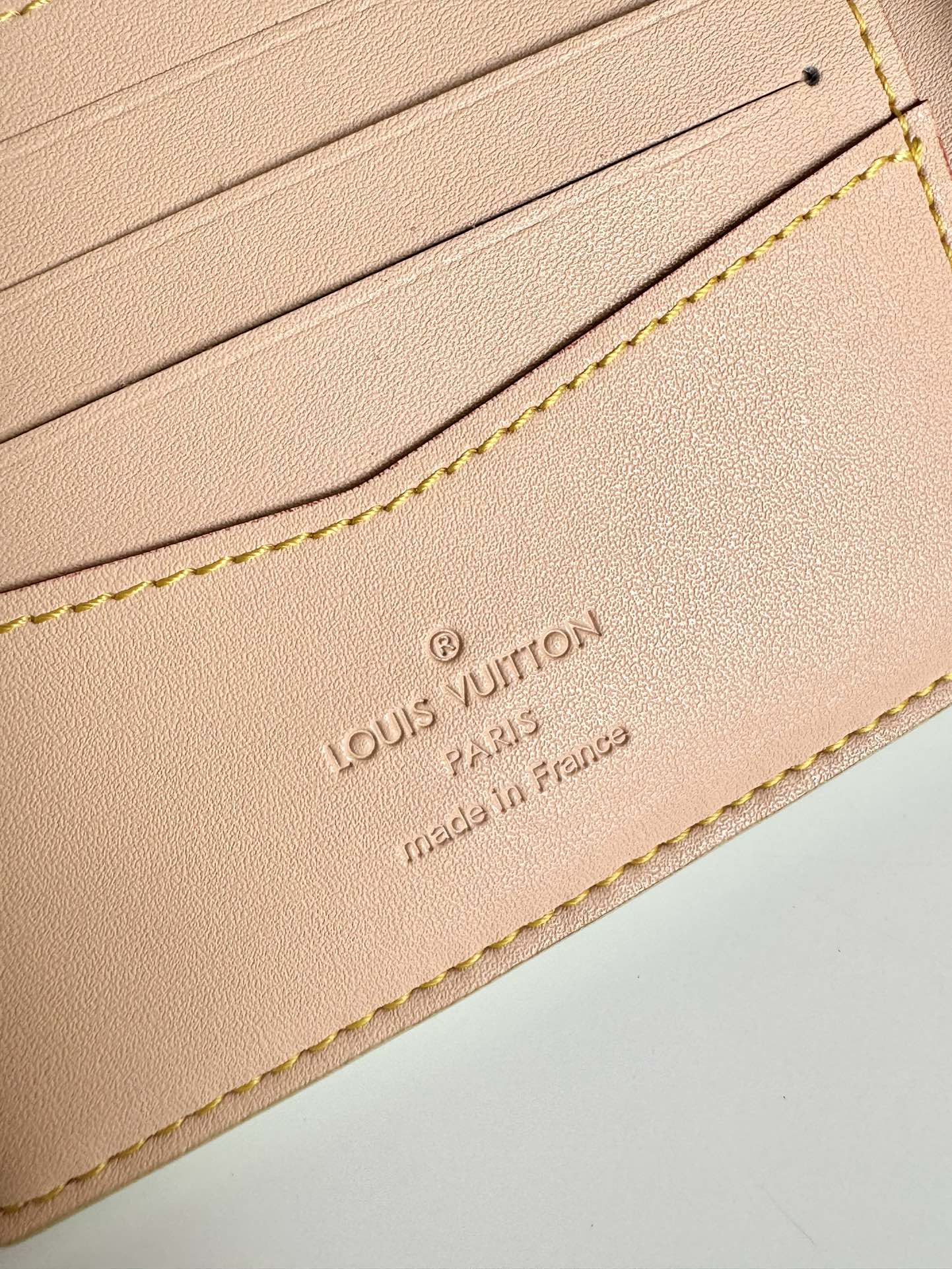 P380 N40636 Esta cartera Slender de lona revestida Damier Golf con adornos de piel de vacuno es un testimonio de la asociación creativa entre la marca y Tyler, con un brillante motivo teselado que refleja el logotipo L.Vuitton Marque déposée y cuenta con un compartimento para tarjetas y otro para billetesTamaño: 11 x 8,5 x 2 cm-Bolsas de alta calidad